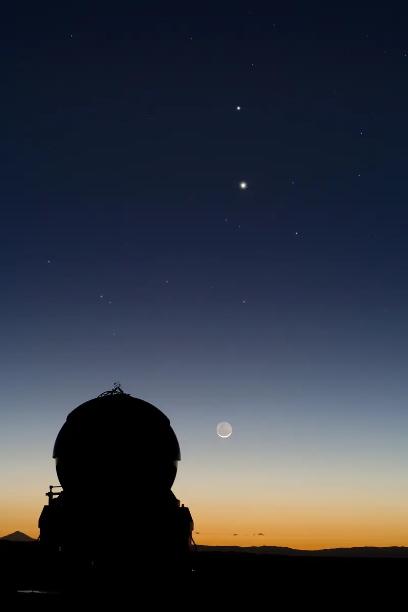 Merkurius, Venus ja Kuu iltaruskossa observatorion kupolin yllä.